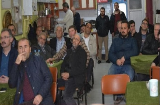 Adamm kahvehaneden içerii girer ve..