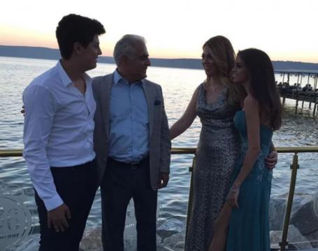 Lüks bir evde yaşayan Hülya Kuran'ın kocası ve çocuklarıı