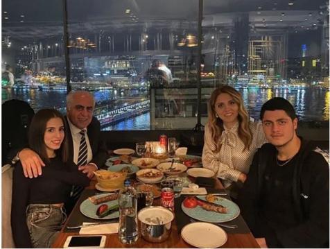 Lüks bir evde yaşayan Hülya Kuran'ın kocası ve çocuklarıı