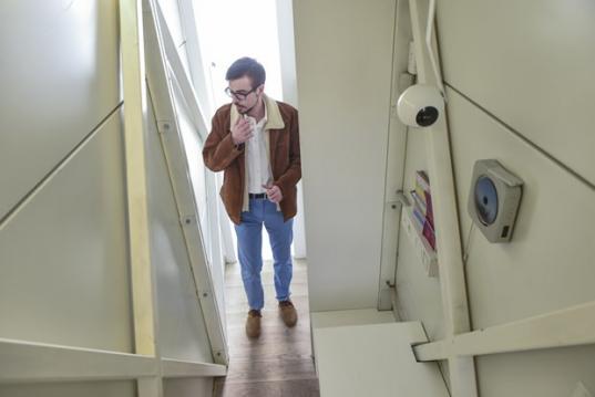 En dar evinin bir de içine bakın