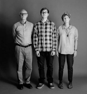 Bu anne ve baba, oğullarıyla 21 yıldır aynı şekilde fotoğraf çekiniyor