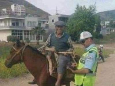 ÇORUMDA Yolda trafik kontrolü yapan iki kafadar