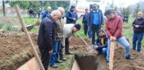 Hoca onu defnedemeyiz