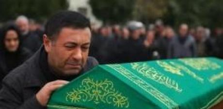 Ailesi yüzünü son kez görmek için tabutu açınca