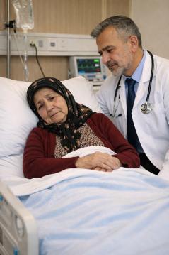 Hastanede yapayalnız yatan yaşlı bir kadın vardı