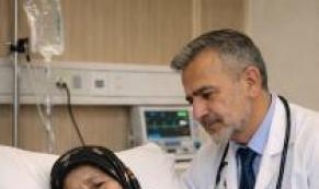 Hastanede yapayalnız yatan yaşlı bir kadın vardı