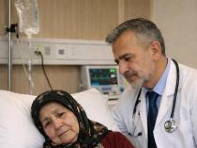 Hastanede yapayalnız yatan yaşlı bir kadın vardı