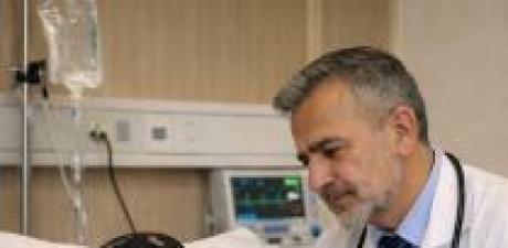 Hastanede yapayalnız yatan yaşlı bir kadın vardı