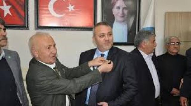 görevlerinden ve parti üyeliğinden ayrıldı