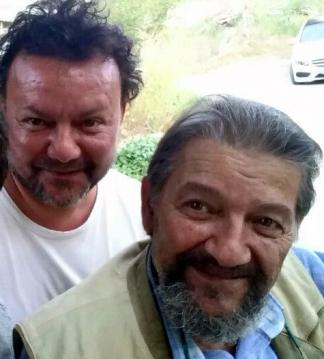 Ünlü ressam Ali Koçak (66) bugün tedavi gördüğü Ankara'daki özel bir hastanede yaşamını yitirdi. Koçak yaklaşık 8 yıldır prostat ve akciğer kanseri tedavisi görüyordu. Koçak, yaklaşık üç ay önce ünlü heykeltraş oğlu Rıfat Koçak’ın intihar etmesi ile büyük acı yaşamıştı.